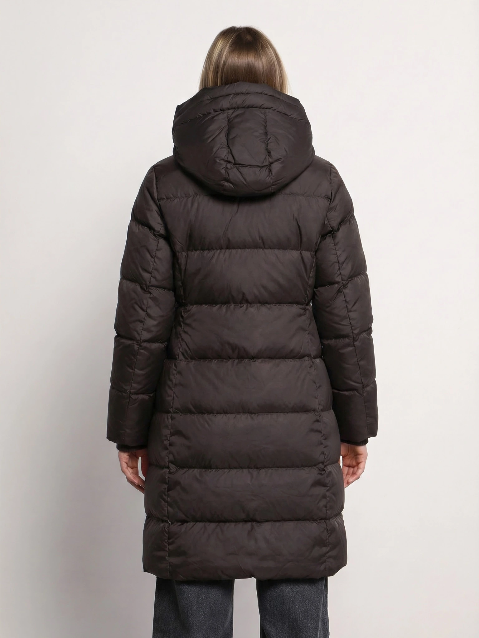 Пуховик темно-коричневого цвета прямого кроя